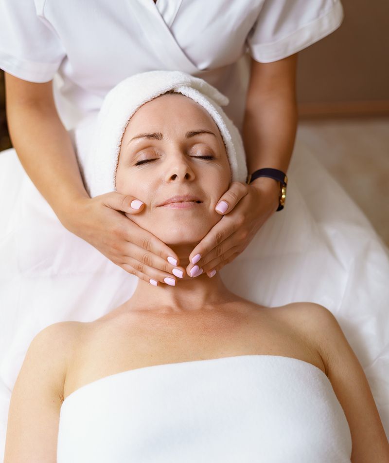 Mujer que le están haciendo un masaje facial.