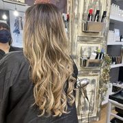 Melena peinada con ondas y una mechas rubias.