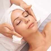 Mujer a la que están haciendo un tratamiento facial.