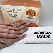 Una manos cuidadas con el tratamiento de manos de Morgan Taylor.